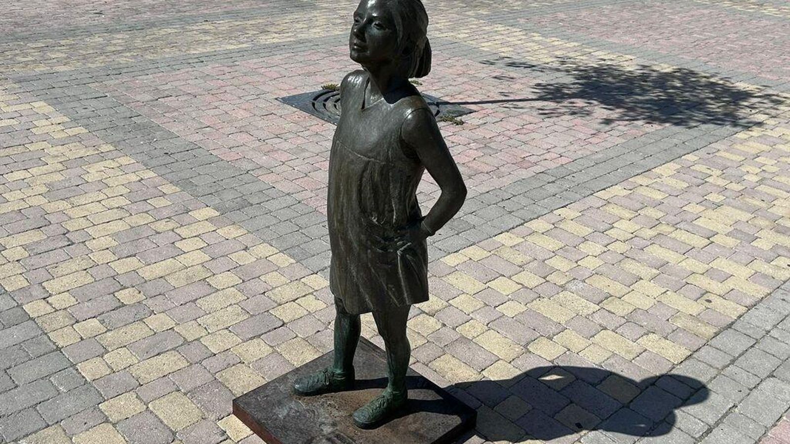 Monumento 'Niña empoderada', ubicado en plaza de Belén.