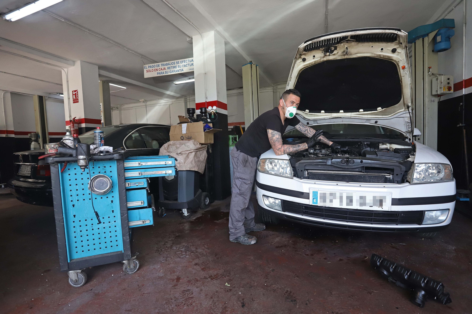 Una persona trabaja en un taller mecánico de Algeciras.