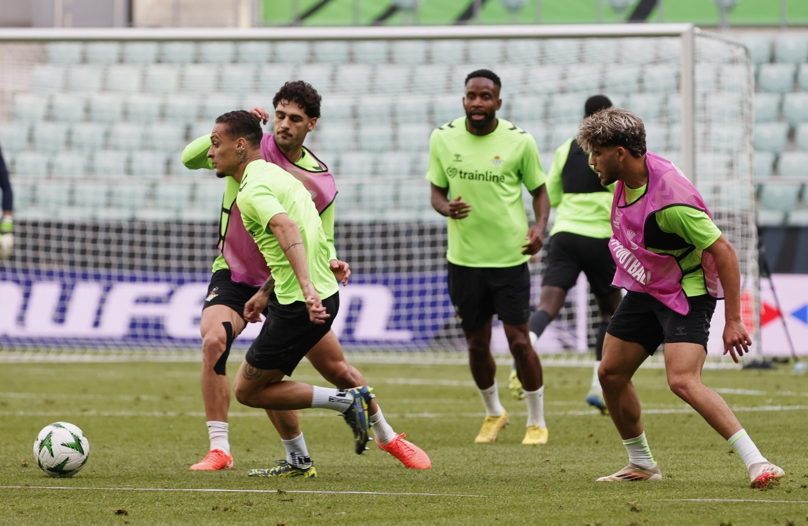 Las imágenes del entrenamiento del Betis en el Wroclaw Stadium Arena de Brestlavia