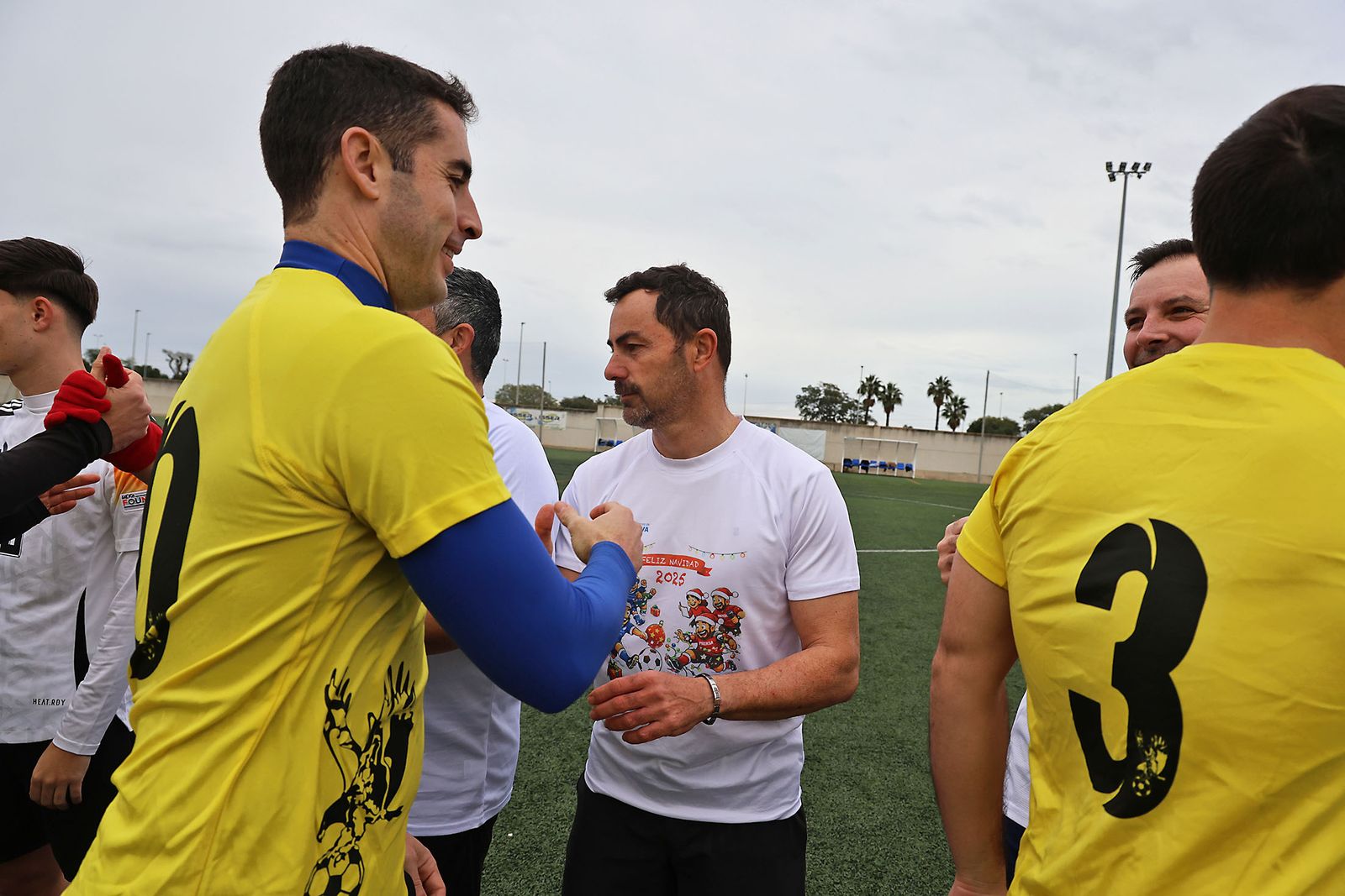 Periodistas y políticos disputan su tradicional partido navideño de fútbol