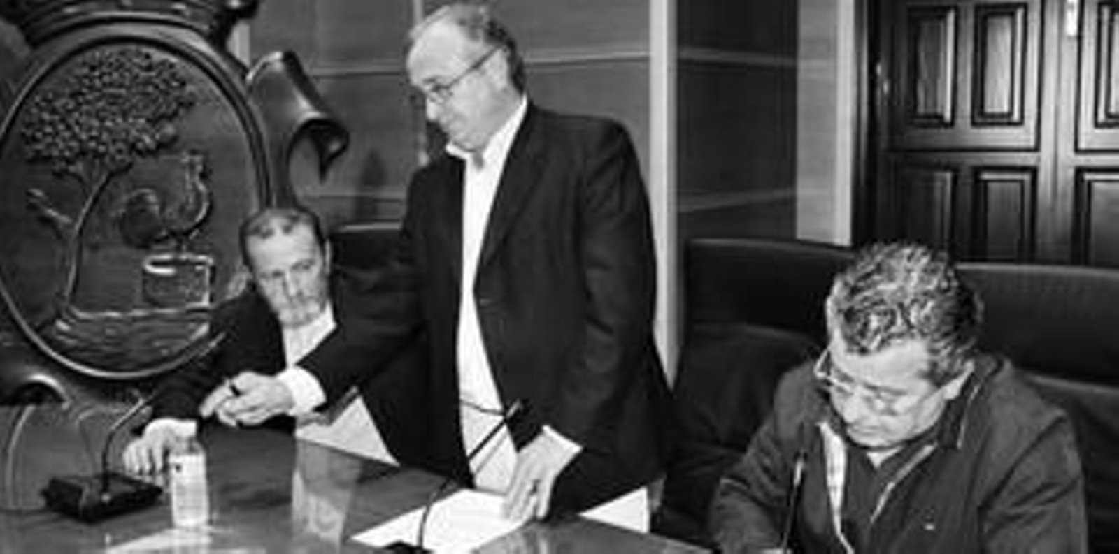 Baldomero García procede a sentarse para explicar la postura del PP sobre la crisis del Ayuntamiento a los periodistas.