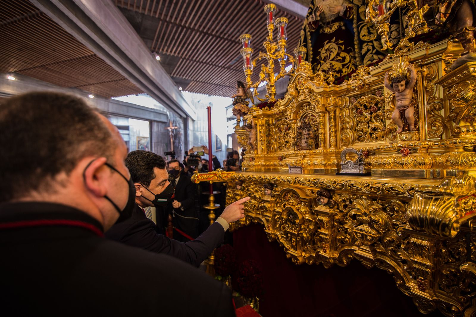Así ha sido la visita del presidente de la Junta a las hermandades del Lunes Santo de San Fernando