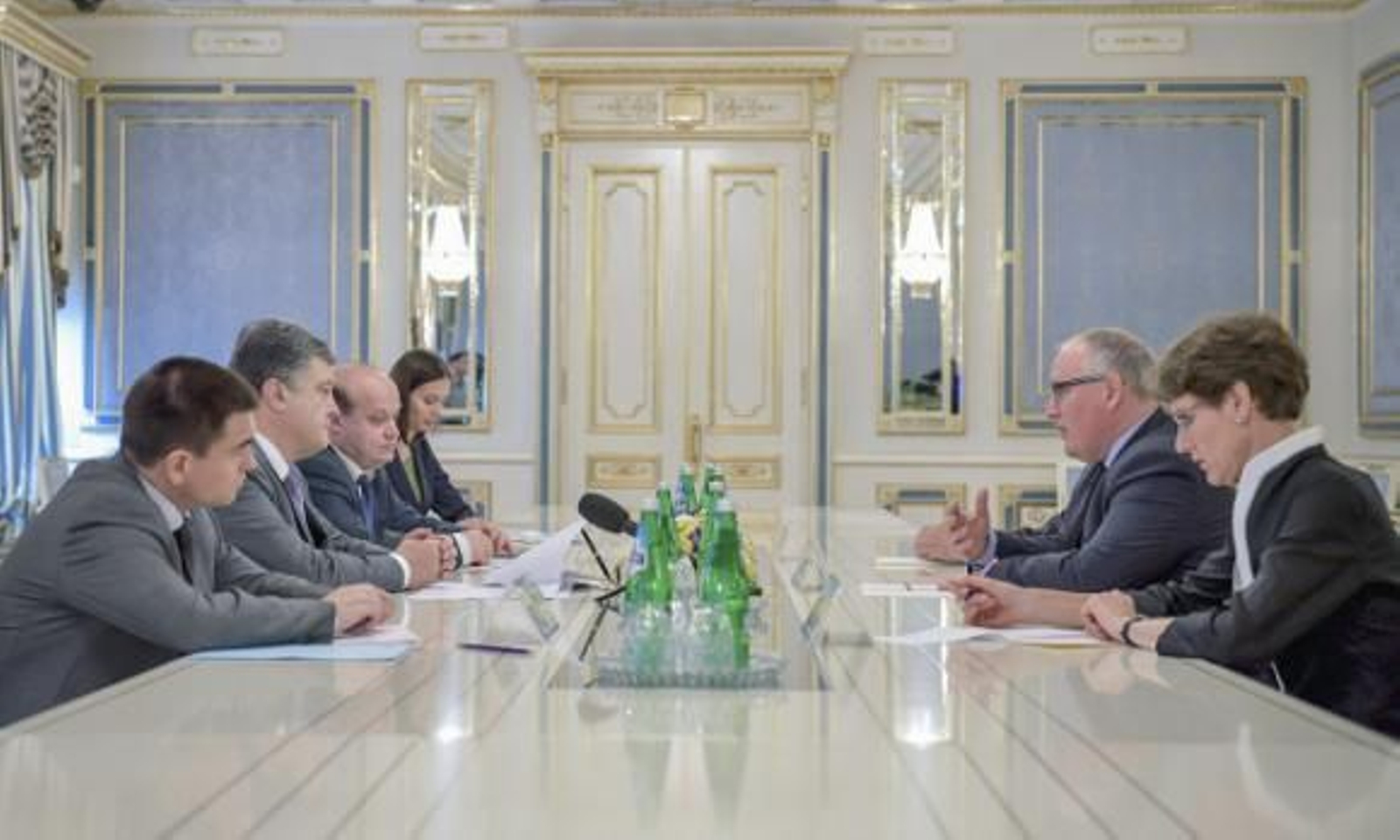 Los cadáveres del avión malasio pasan a manos de los expertos internacionales