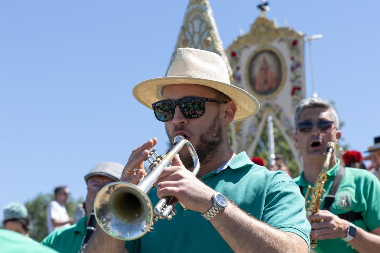 Miles de romeros acuden al encuentro de la Virgen de la Cabeza en su romería