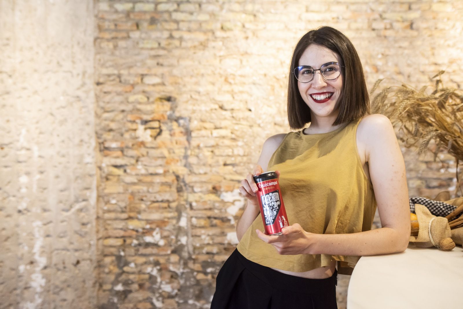 La sevillana Elena Serrato ha diseñado una de las imágenes de Cruzcampo Especial con la palabra 'Jaleo'.