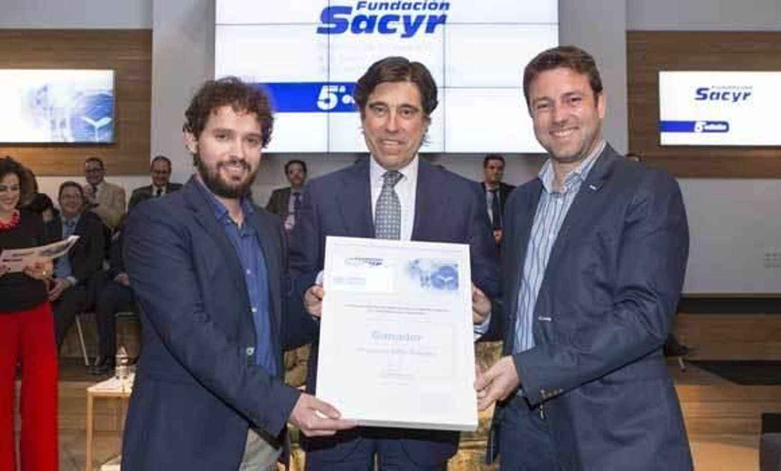 El presidente de Sacyr, Manuel Manrique, con los ganadores del premio.