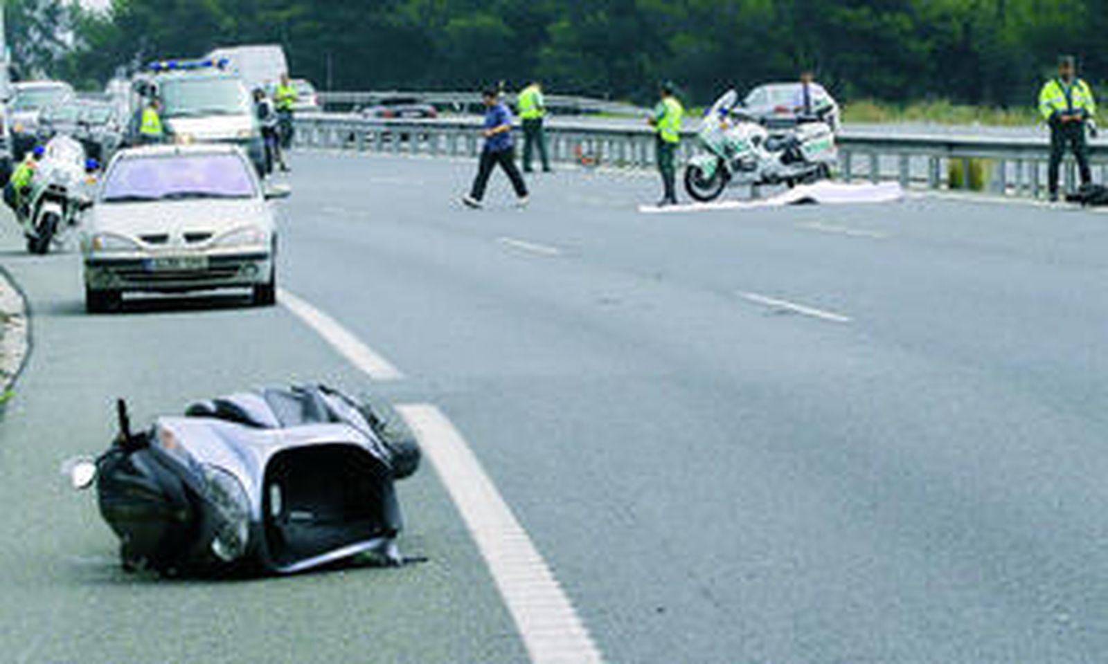 Accidente de tráfico de una motocicleta.