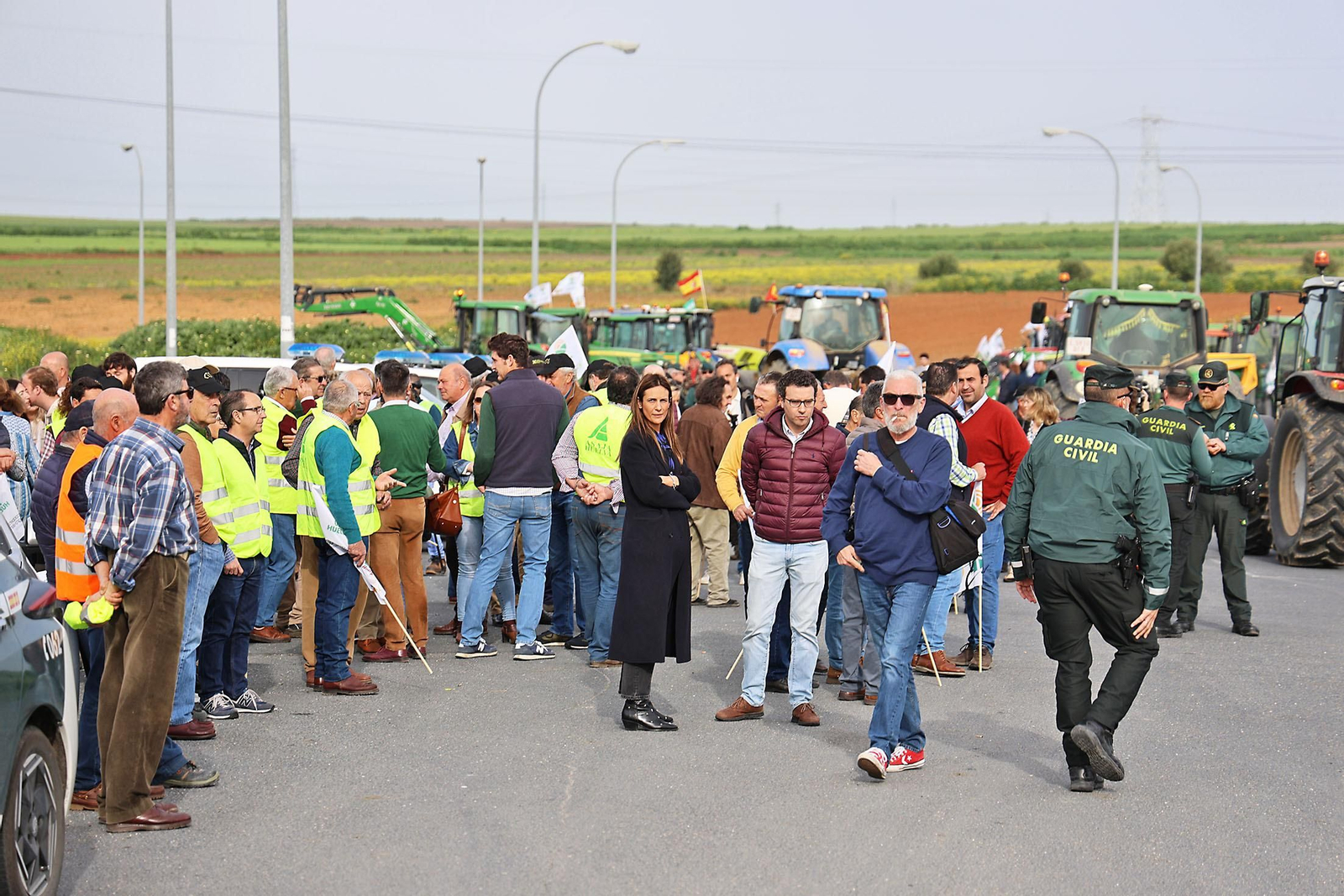 Imágenes de la multitudinaria tractorada de los agricultores en Huelva