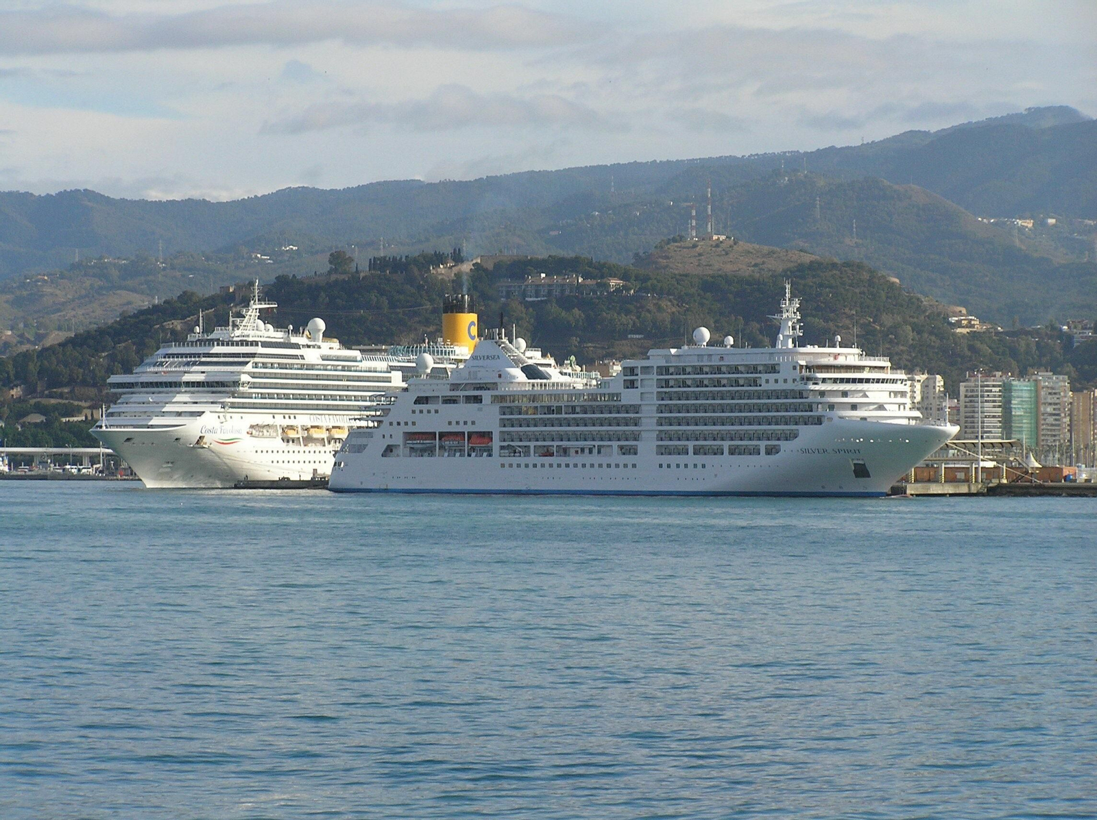 Dos buques de crucero atracados en las terminales de levante del puerto malagueño.