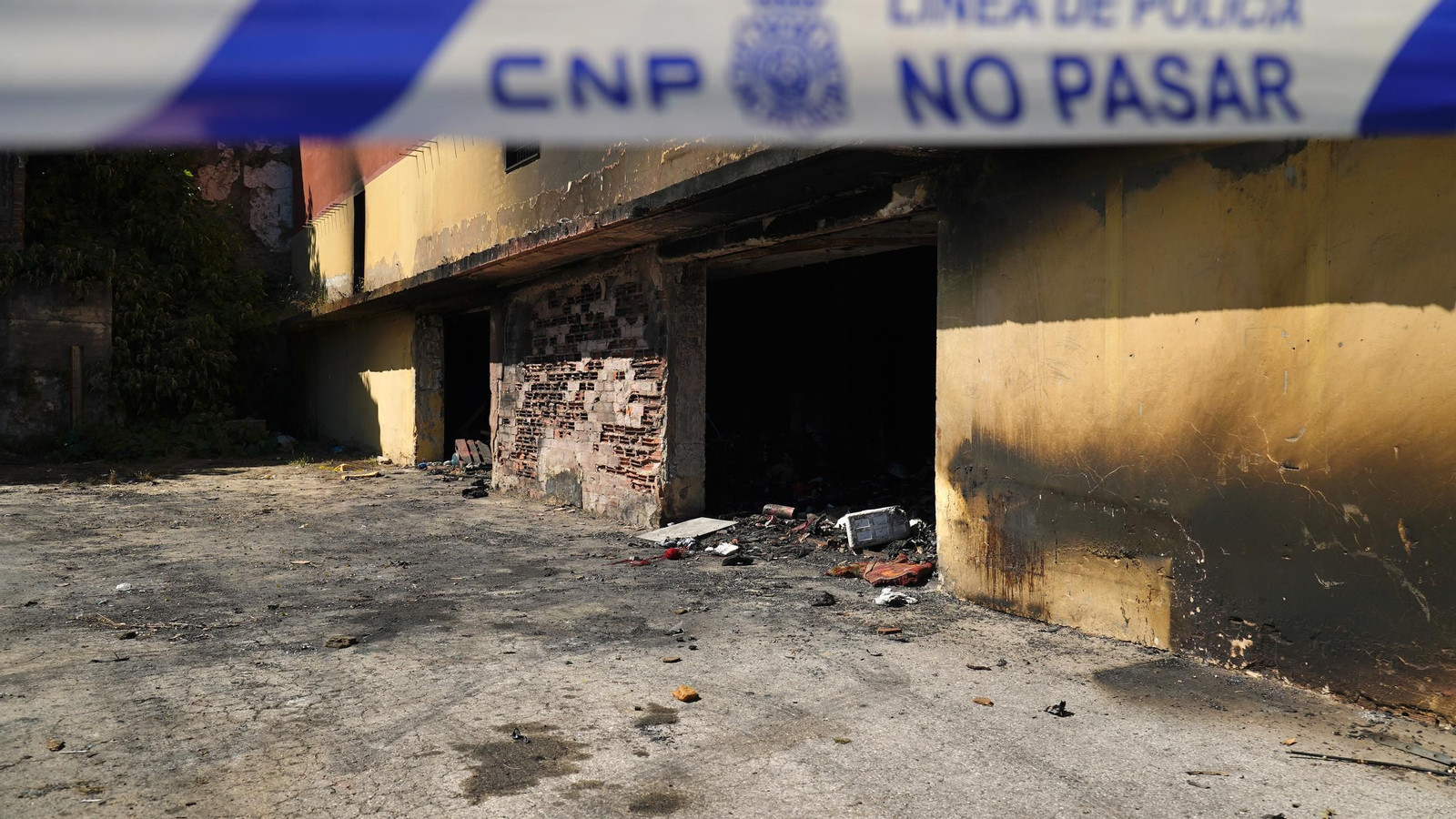 Fotos del edificio abandonado en la avenida Gesto por la Paz de Algeciras una semana después de incendiarse