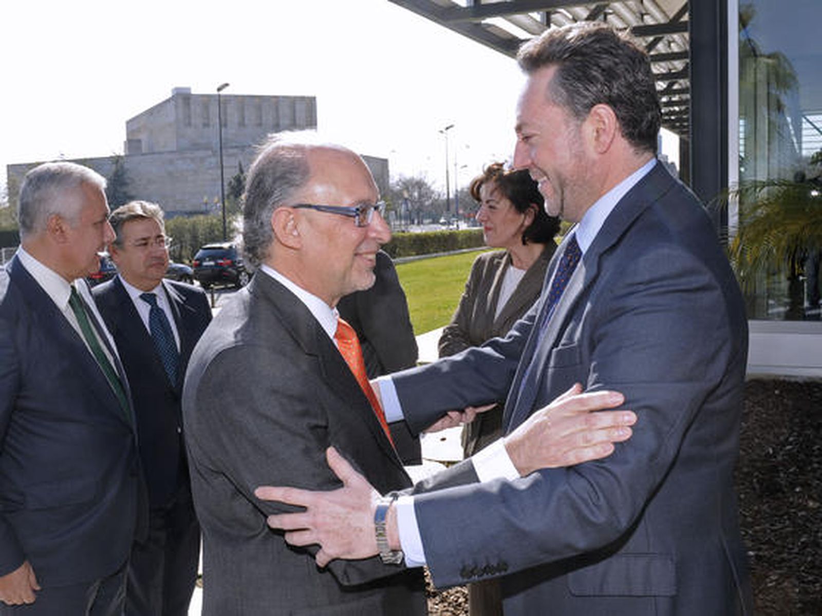 José Joly saluda a Cristóbal Montoro a las puertas del Hotel Barceló Renacimiento; detrás, Javier Arenas y Juan Ignacio Zoido. / Reportaje gráfico: Juan Carlos Vázquez y Victoria Hidalgo