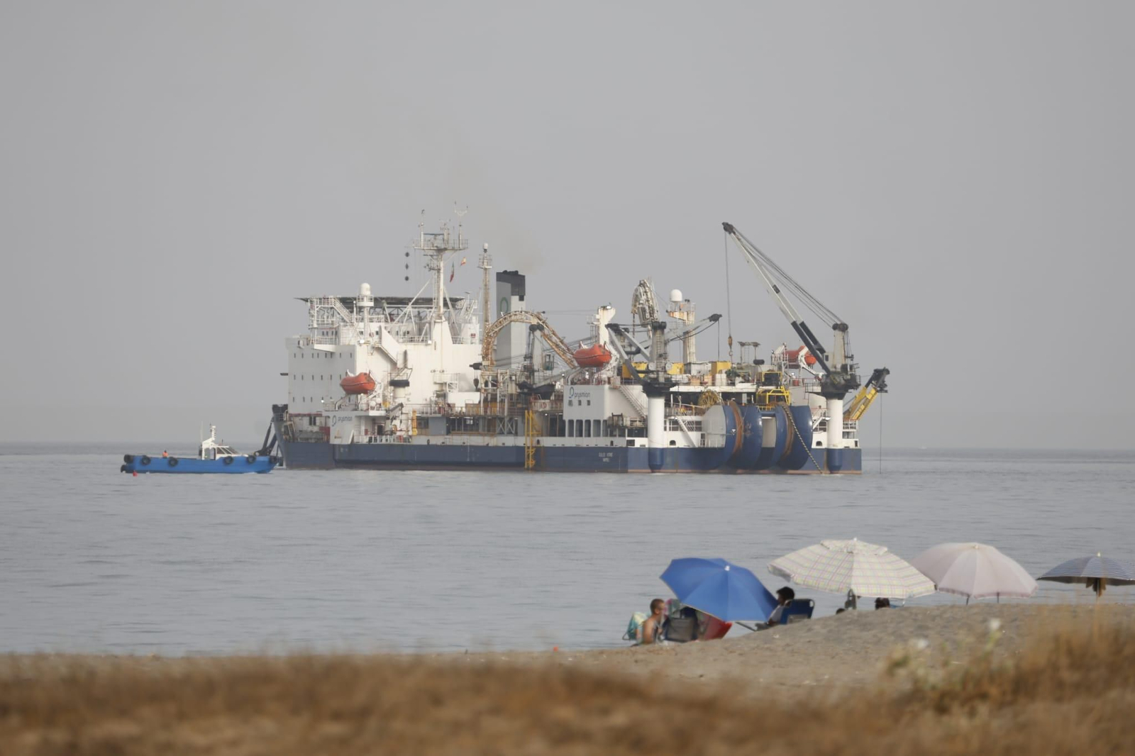 El buque 'Giulio Verne', este martes a la altura de la playa de Torrenueva.