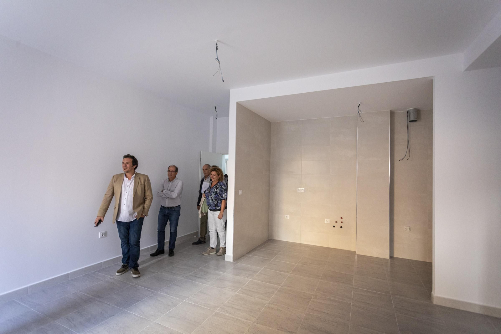 José María González y Eva Tubío visitan uno de los pisos de la promoción de Cruz, 11.