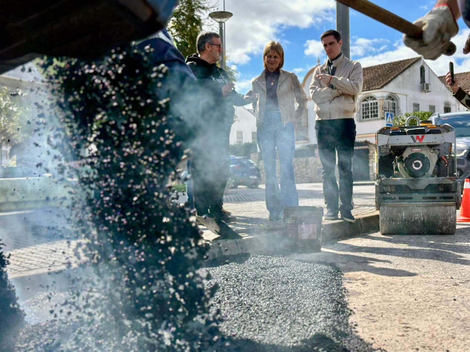 María José García-Pelayo y Jaime Espnar, supervisando trabajos de bacheo.