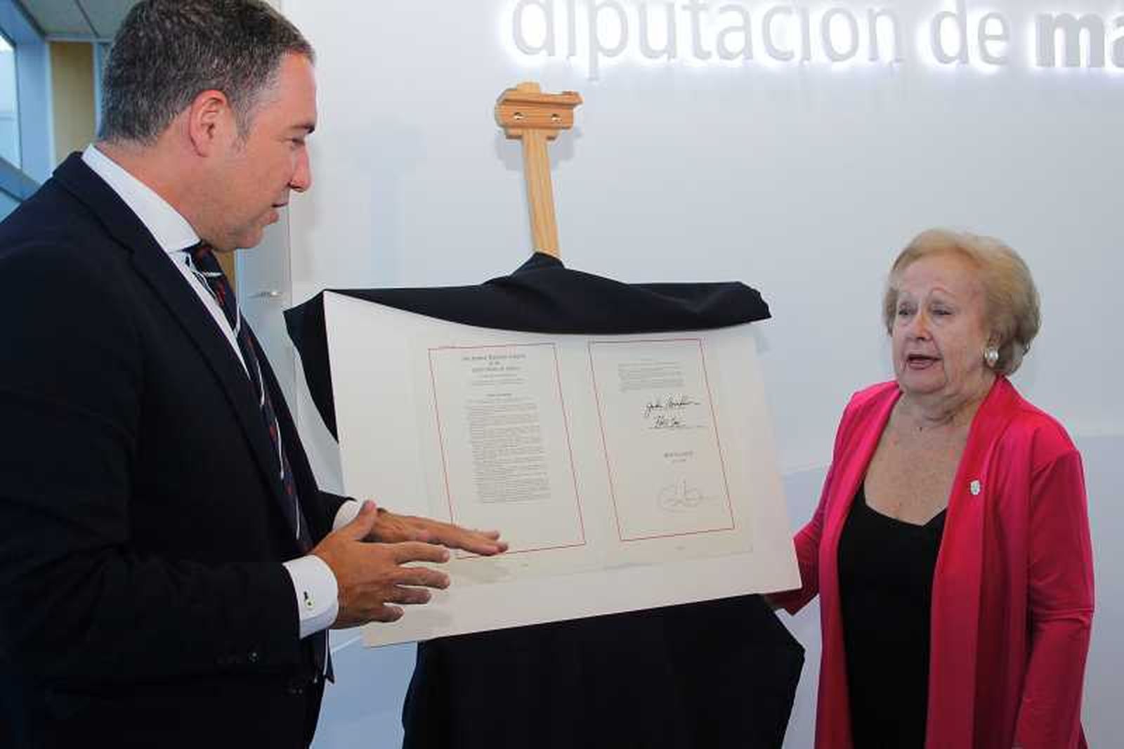 Bendondo y David junto con el título de Ciudadano Honorario Bernardo de Gálvez.