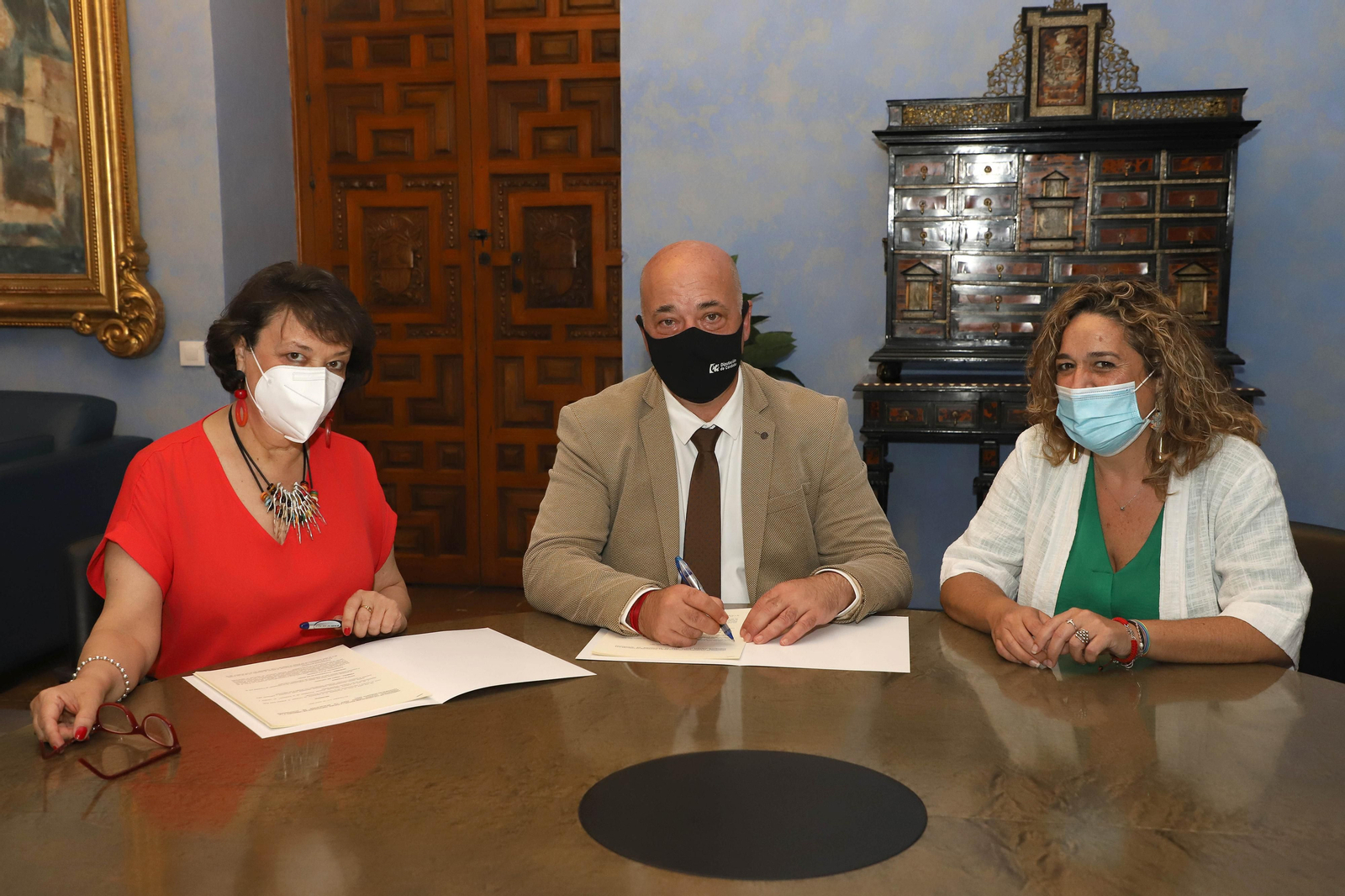 Las autoridades, durante la firma del convenio.