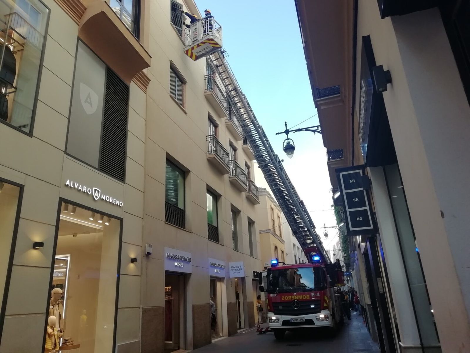 Actuación de los Bomberos en la calle Nueva por desprendimientos de una ventana.