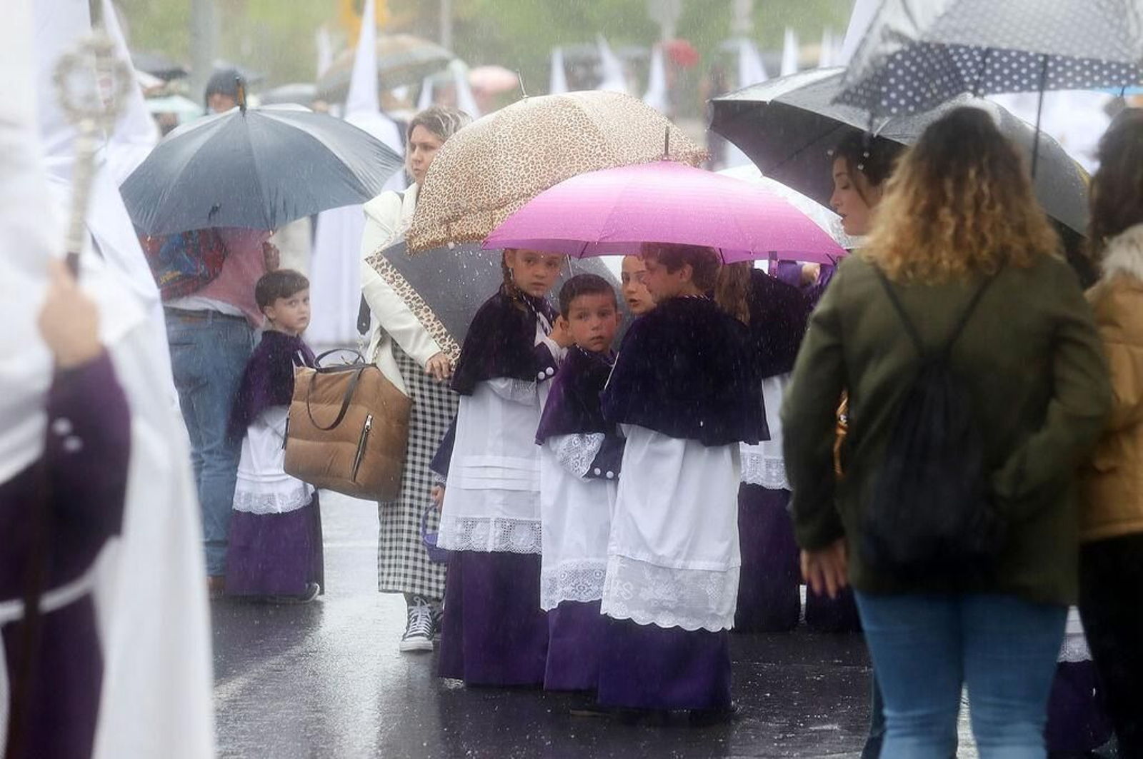 Cortejo del Cautivo bajo la lluvia en la tarde del Lunes Santo.