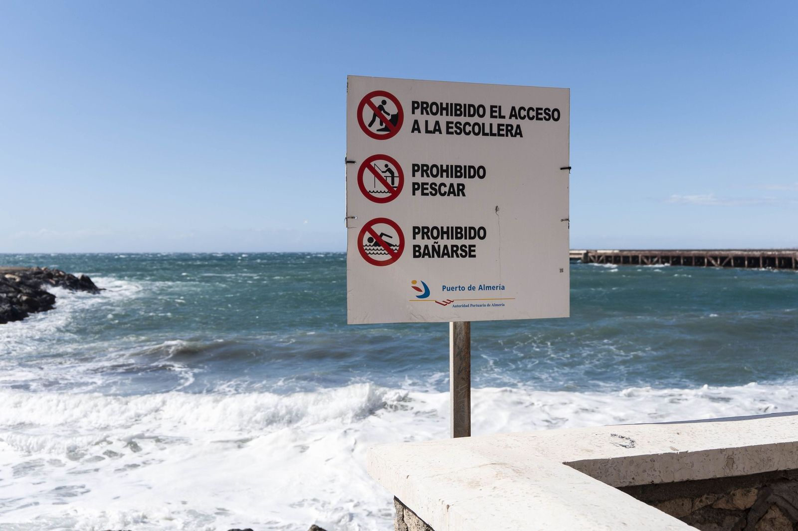 Las imágenes del viento que sacude Almería con rachas de hasta 93 km/h