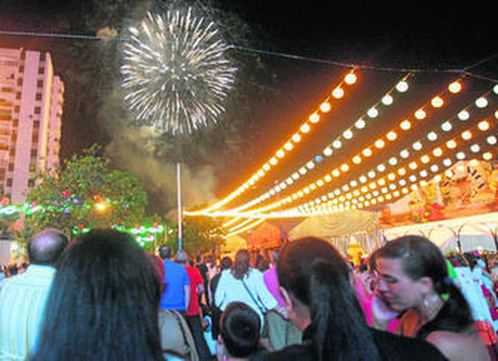 Un instante del espectáculo de fuegos artificiales que sirvió para despedir la Feria Real de Algeciras de 2012.