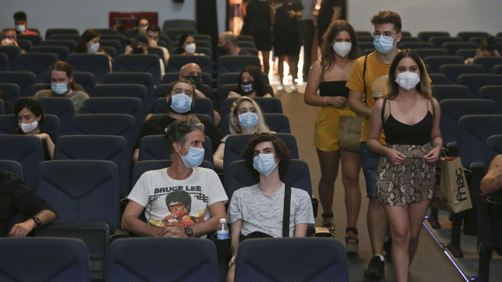 Espectadores en el Cine Albéniz, con sus mascarillas puestas.