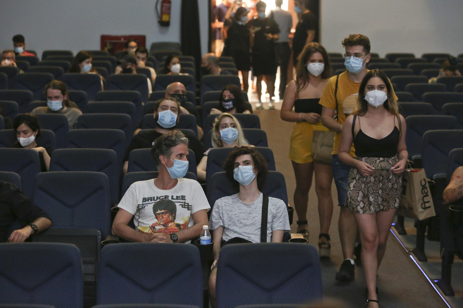 Espectadores en el Cine Albéniz, con sus mascarillas puestas. Espectadores en el Cine Albéniz, con sus mascarillas puestas.