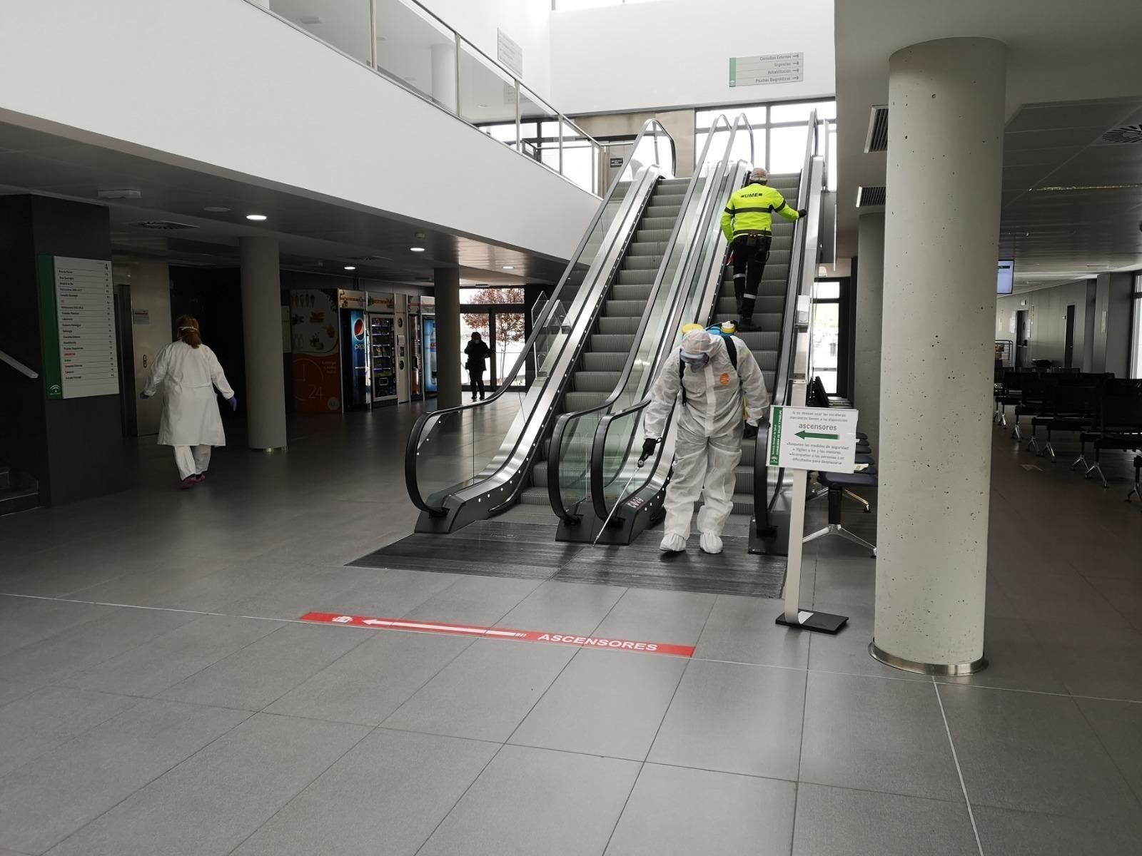 La UME desinfecta el Hospital de Ronda.
