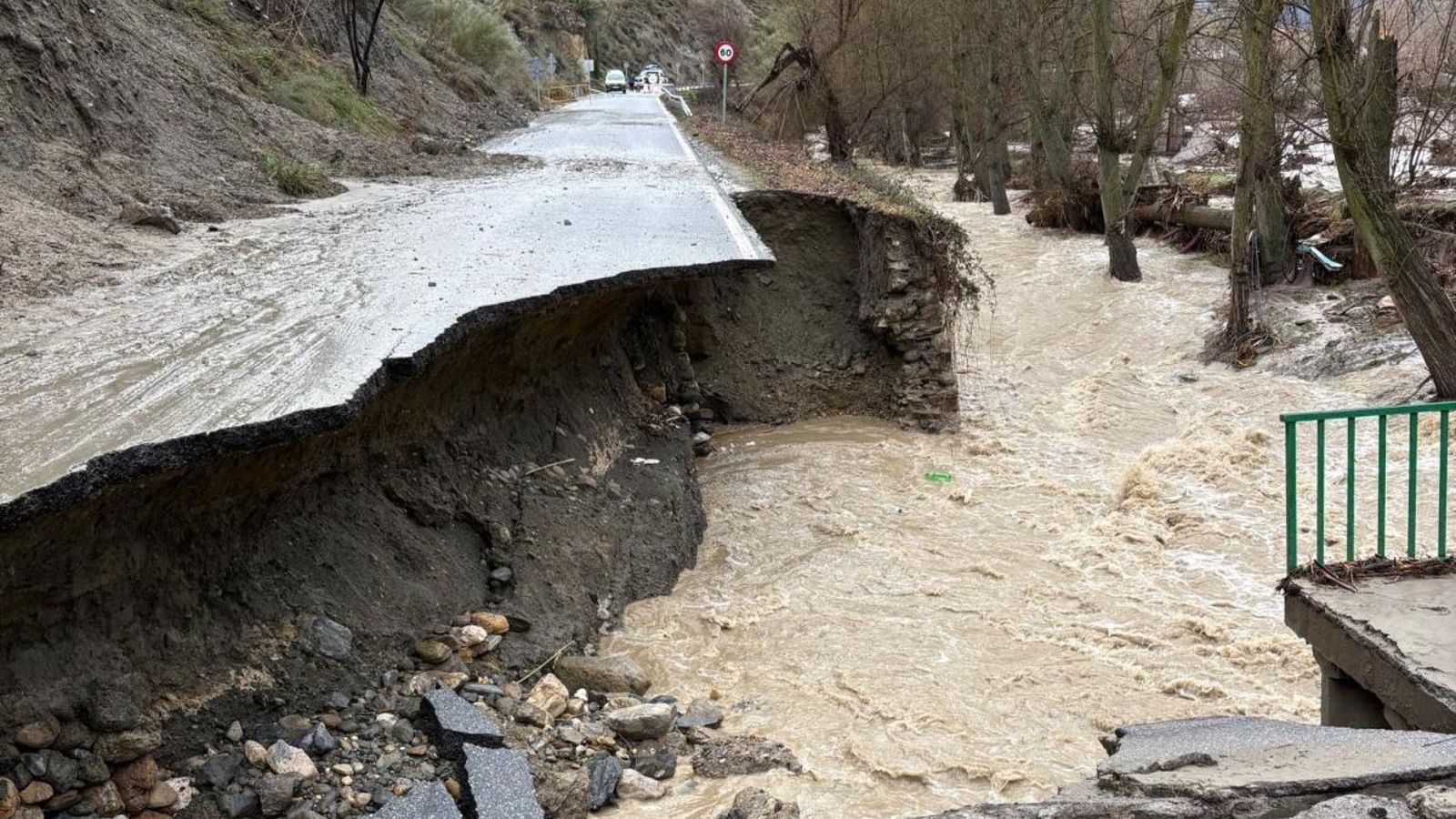 Entrada y único acceso a la urbanización a la urbanización de Aguas Blanca