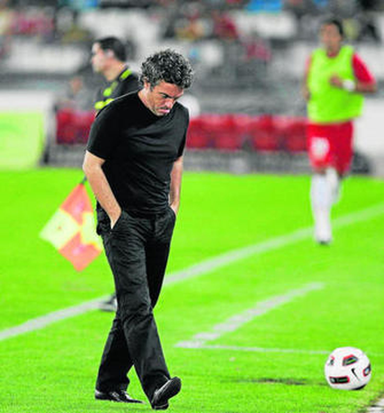 Juanma Lillo, cabizbajo y con gesto serio, durante la segunda parte ante la Real Sociedad.