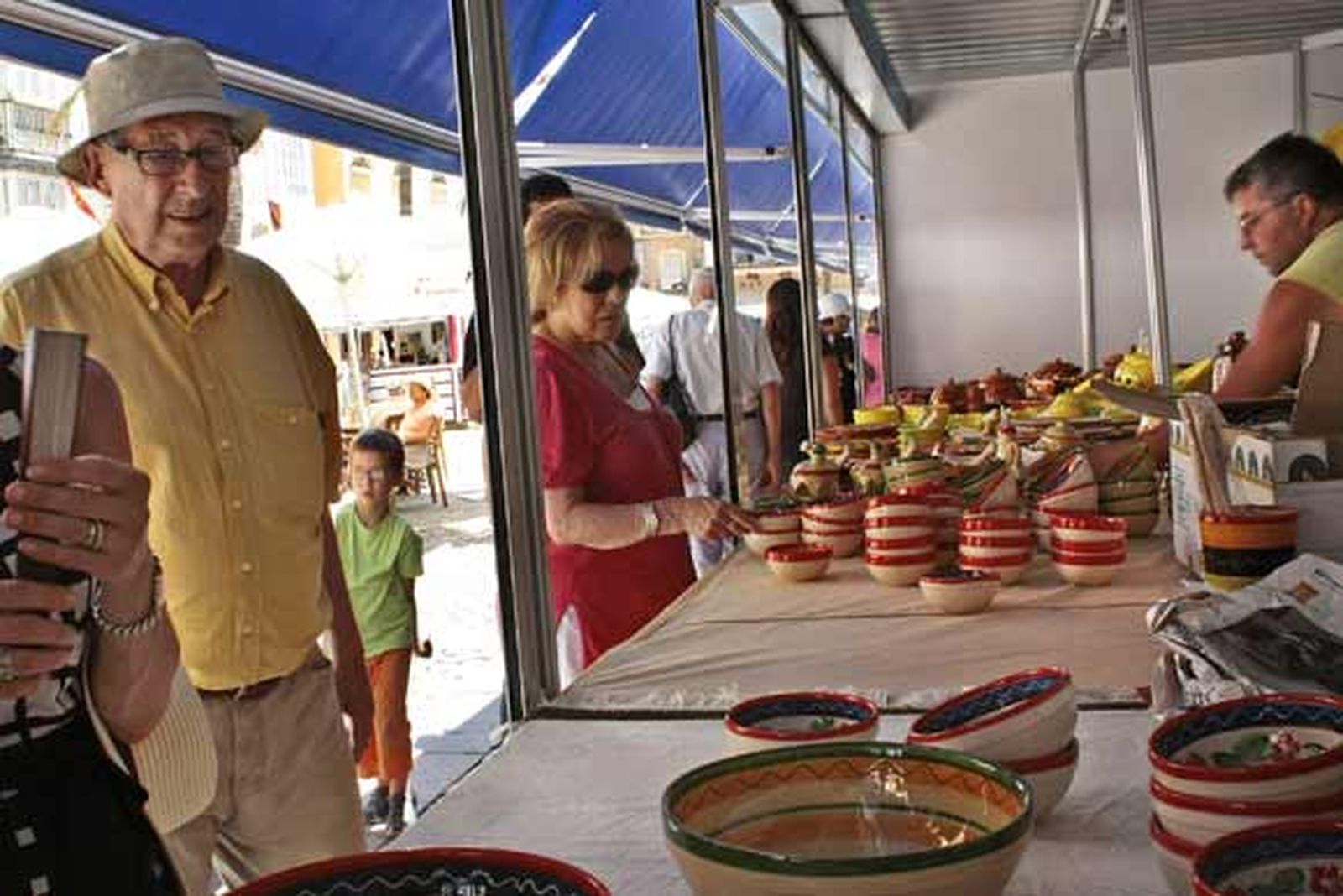 La Catedral despierta rodeada de ánforas, vasijas, botijos, útiles de cocina y macetas de barro

Foto: Almudena Torres