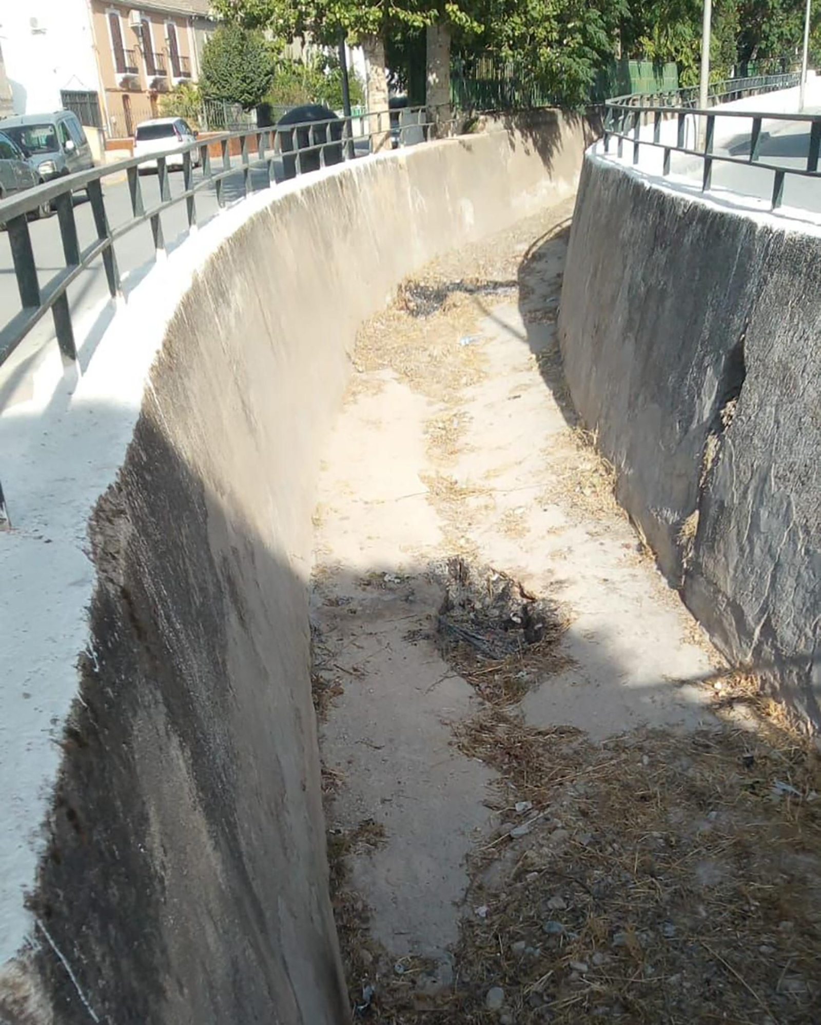 Así trabajan los vecinos de Casanueva y Zujaira para retirar los daños de la tromba de agua