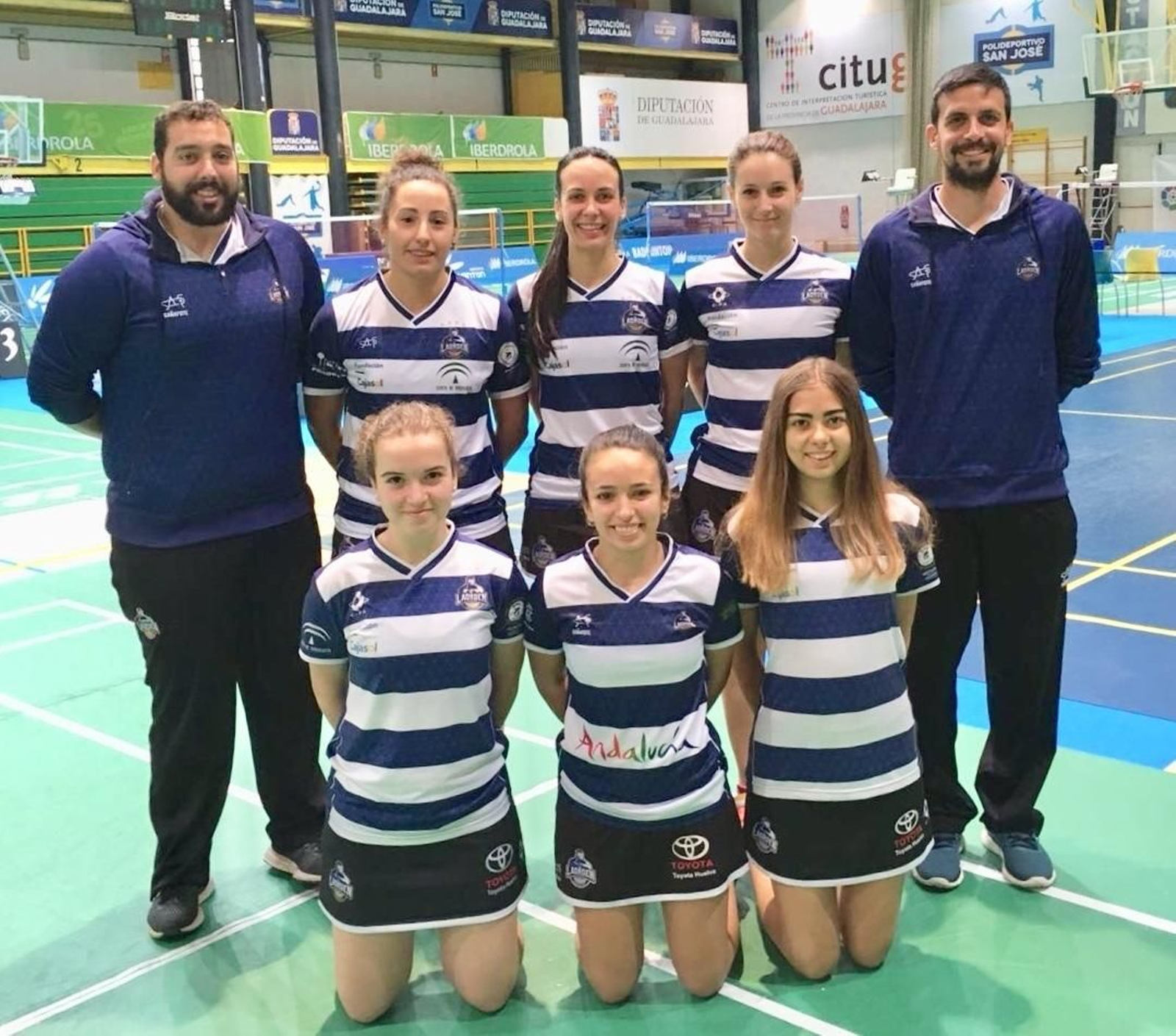 Las jugadoras del IES La Orden, junto a sus entrenadores, en Guadalajara. Las jugadoras del IES La Orden, junto a sus entrenadores, en Guadalajara.