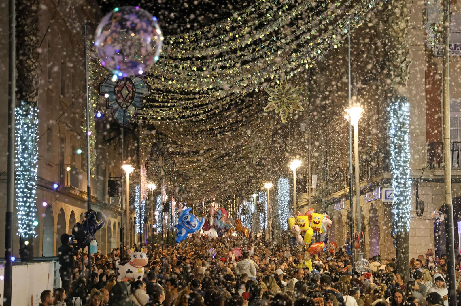 Imágenes de la nevada y alumbrado navideño en Huelva