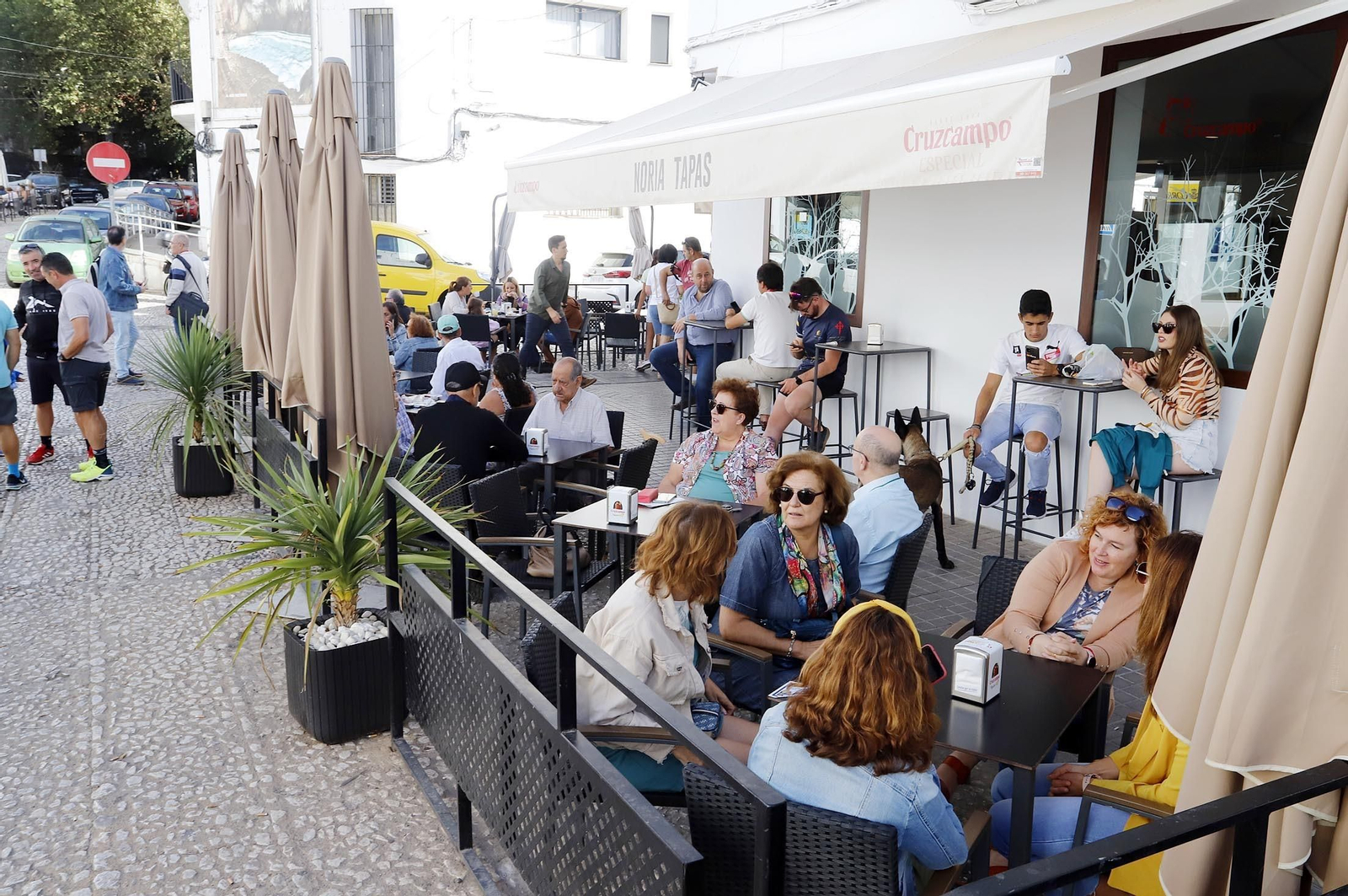 Gran ambiente en Aracena para ver la salida de la Vuelta Ciclista a España, en imágenes
