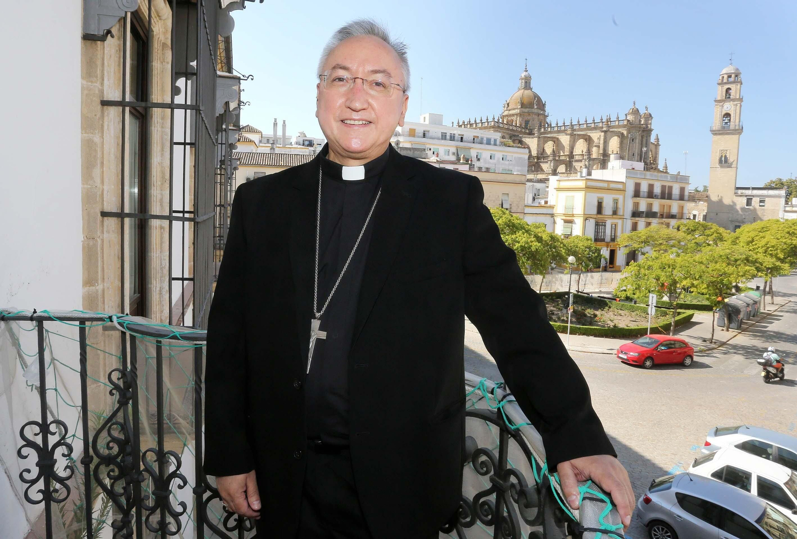 Monseñor José Rico Pavés, fotografiado este miércoles en el Palacio de Bertemati con la Catedral de Jerez al fondo. Monseñor José Rico Pavés, fotografiado este miércoles en el Palacio de Bertemati con la Catedral de Jerez al fondo.