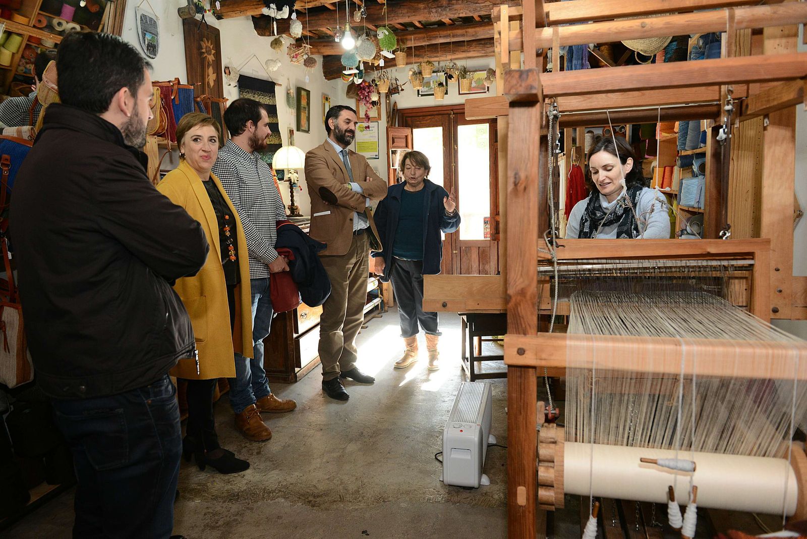 El consejero de Turismo, Francisco Javier Fernández conoció una de las artesanías características de la zona, el telar, en su visita a Pampaneira.