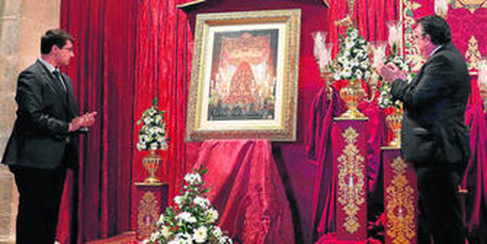 El alcalde y el autor de la fotografía ganadora, ayer junto al cartel que anunciará la Semana Santa de este año.