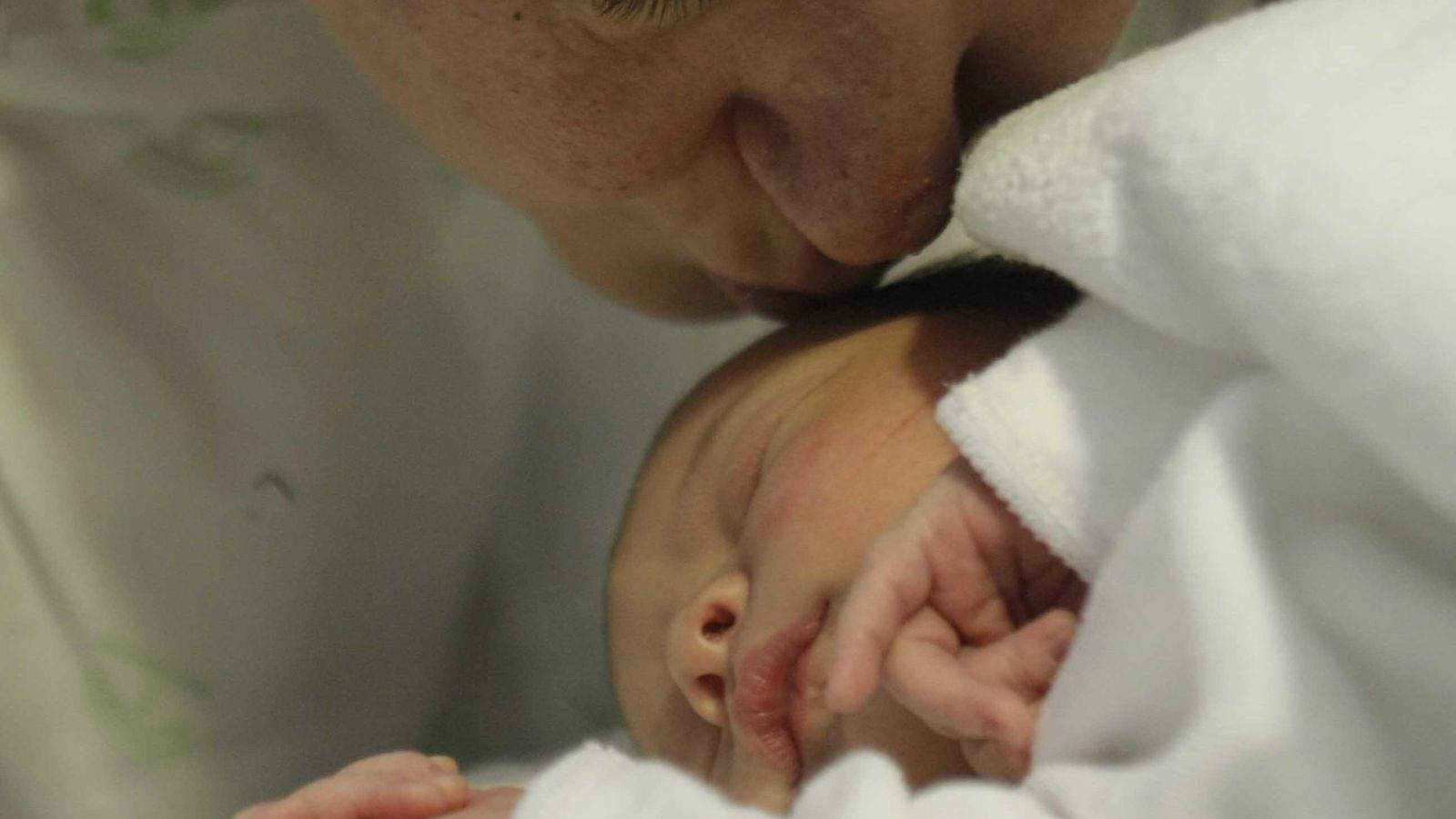 Una madre besando a su hijo.
