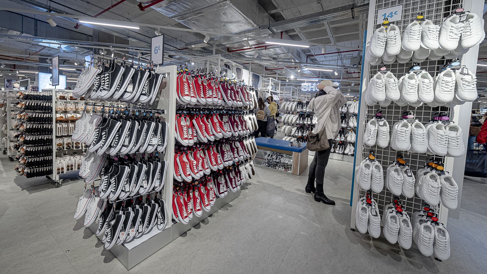 Interior de la tienda de Primark en Bahía Sur .
