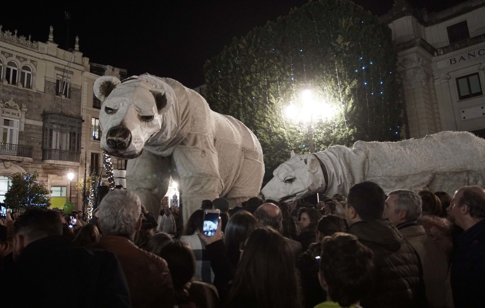 Los osos polares gigantes invaden Sevilla