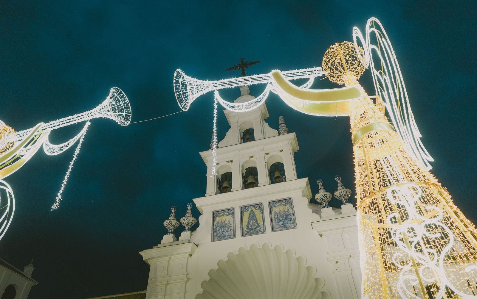 Iluminación navideña ante el Santuario de la Virgen del Rocío.