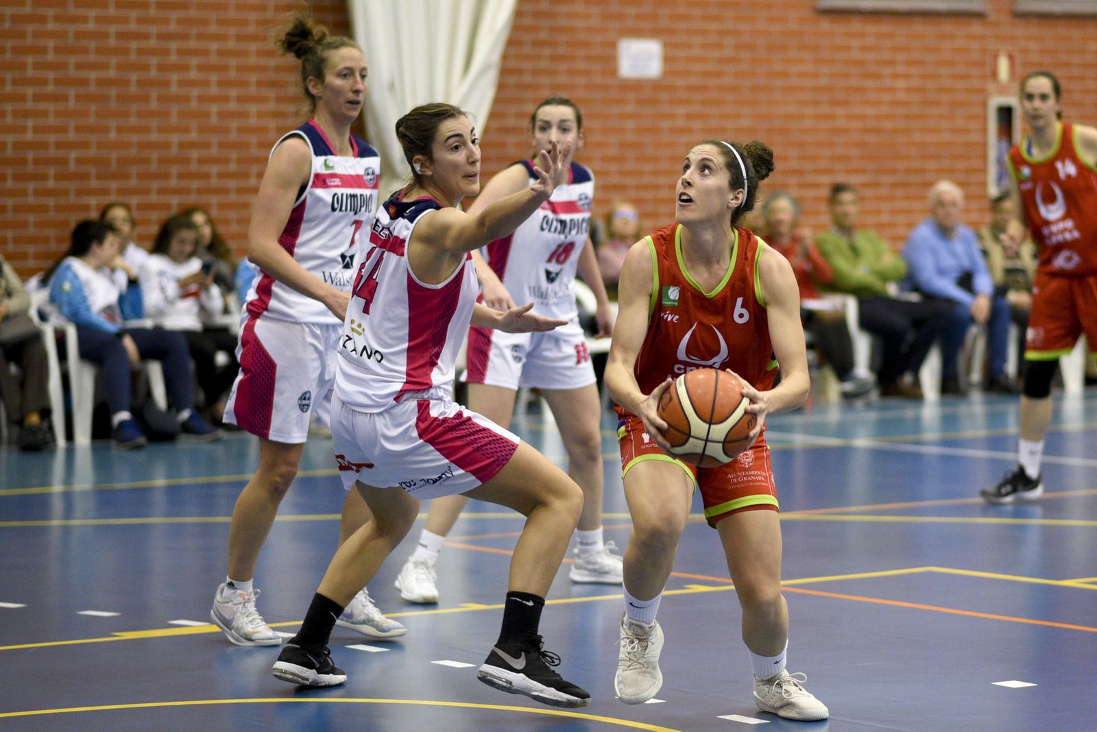 Rebeca Rodríguez busca el aro ante la defensa de una jugadora del Olímpico.