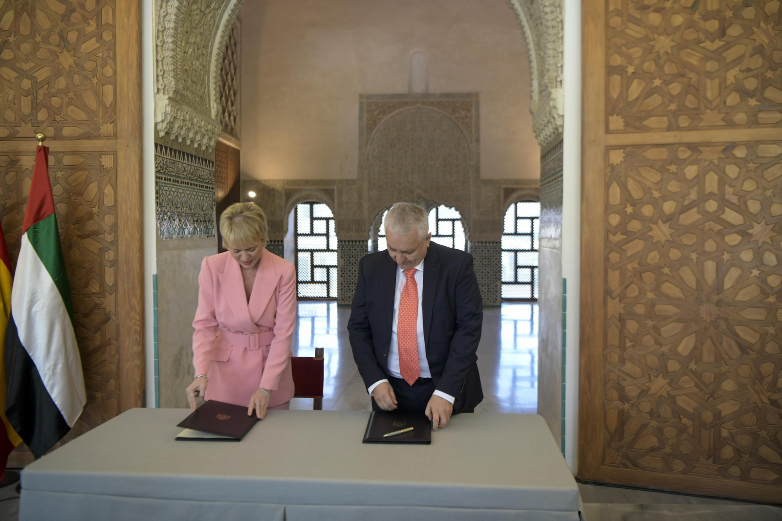 Artigas y Simon, en la firma del convenio en el Cuarto Real de Santo Domingo.