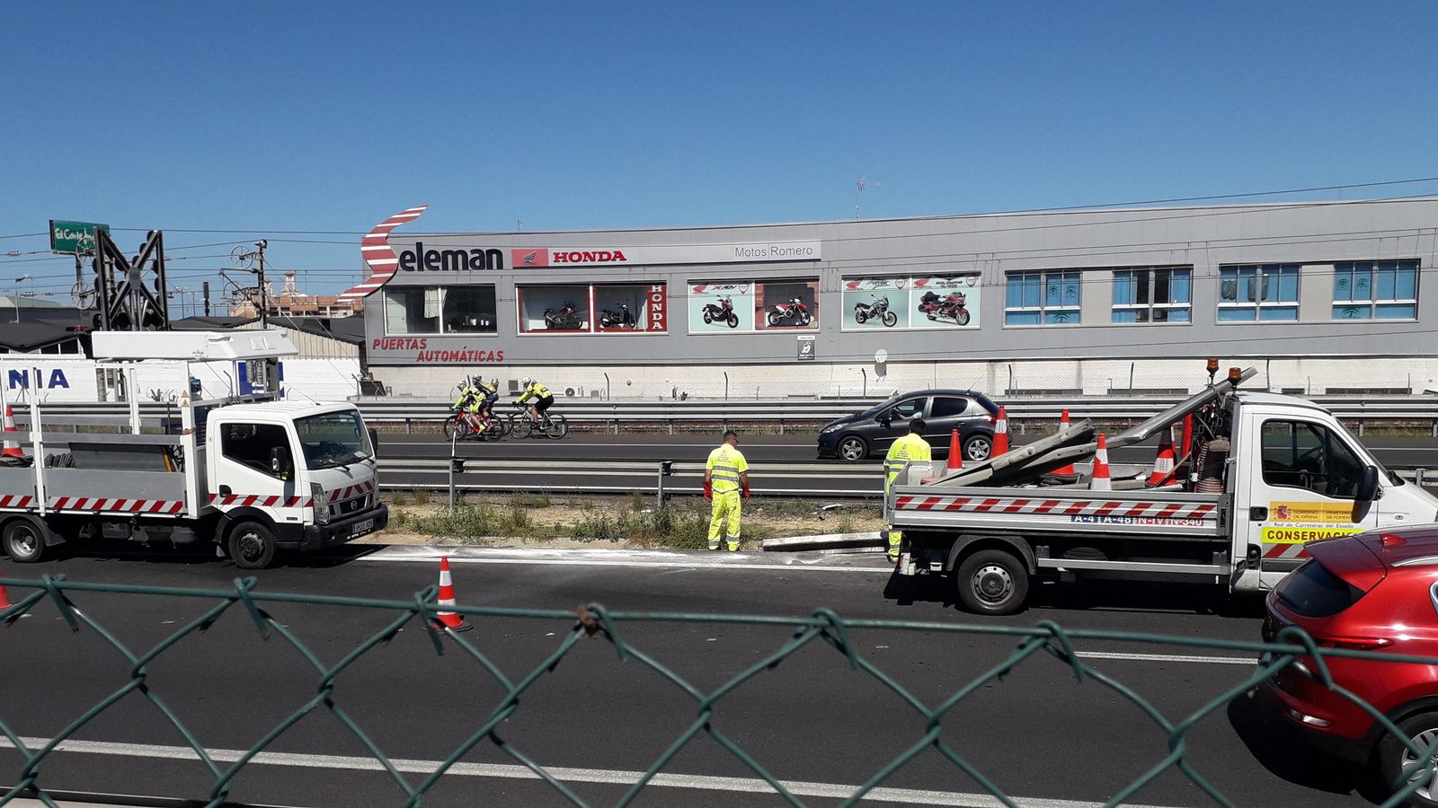 Operarios de Tráfico mientras intervenienen en el lugar del accidente.