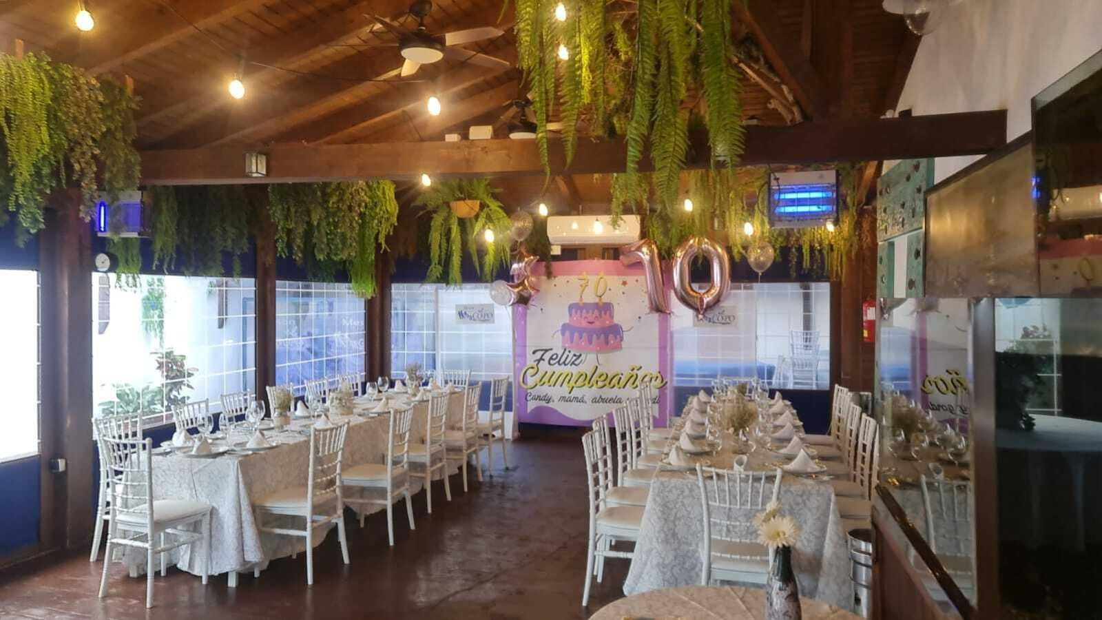 Un salón de celebraciones de El Copo listo para un banquete.