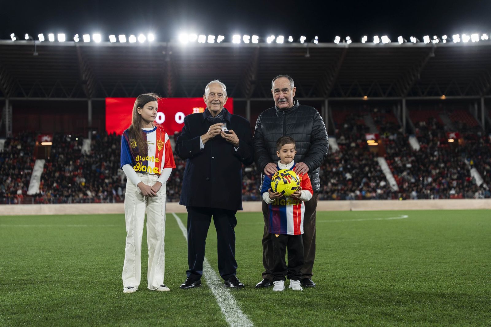 Fotogalería del partido homenaje a Guillermo Blanes entre los veteranos de la UD Almería y el FC Barcelona