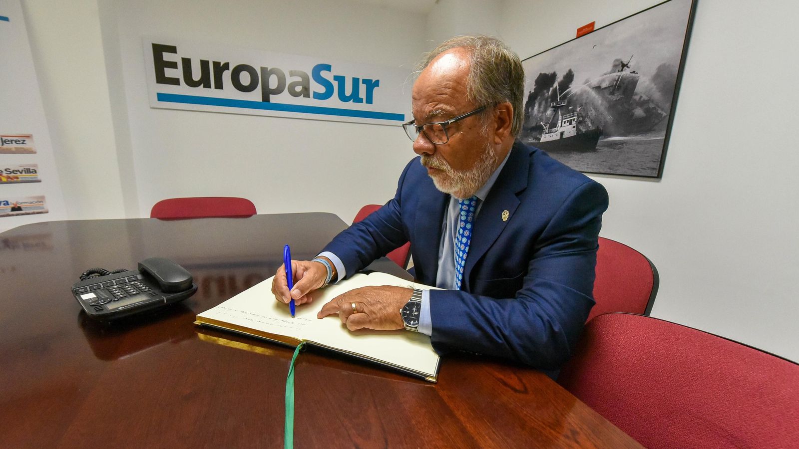 Delgado Cerro firma en el libro de visitas de 'Europa Sur'
