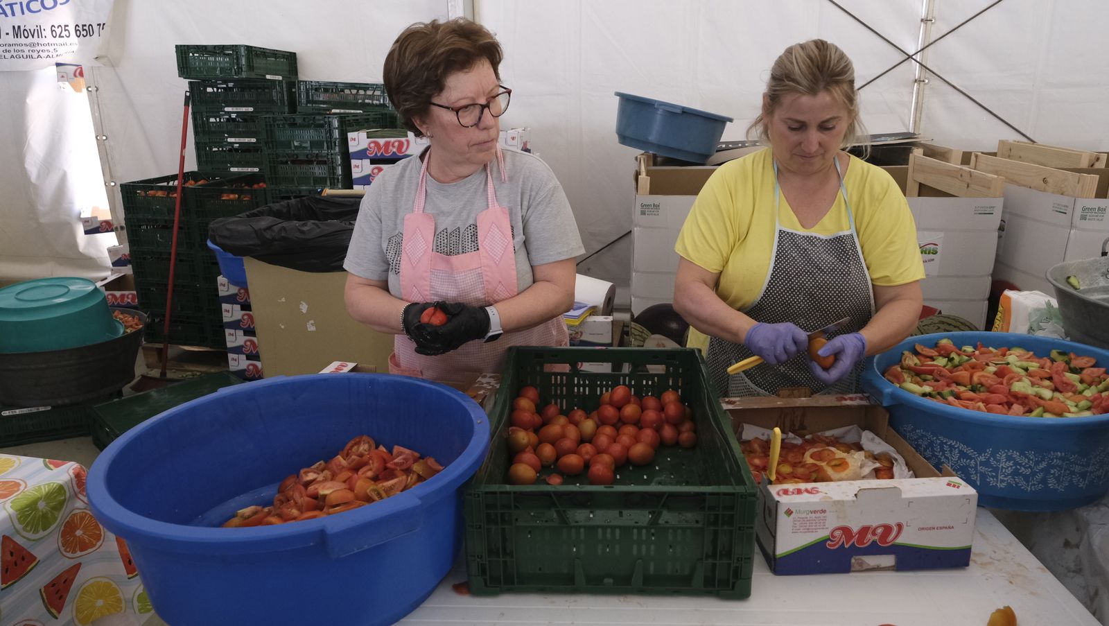 Imágenes de la degustación de huevos fritos con chorizo, en las Fiestas de Santa María del Águila