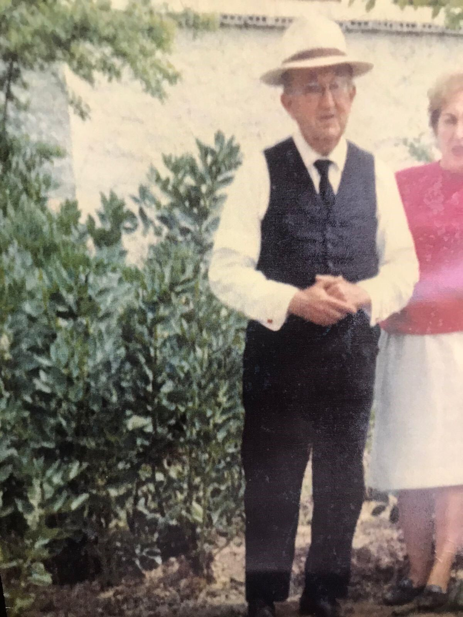 Diego Valera en el patio de su casa.