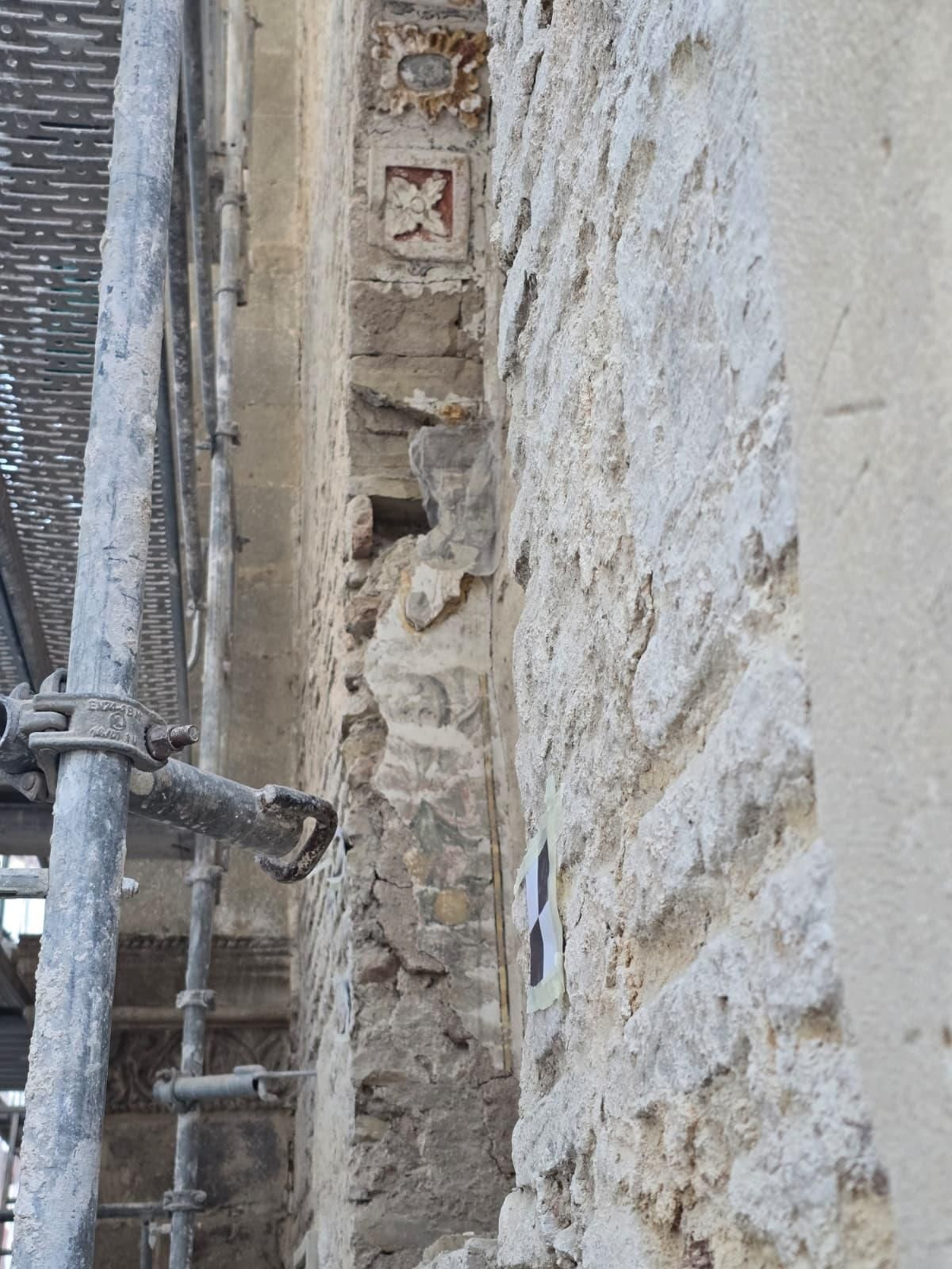 Detalle del altar con la decoración que se conserva.